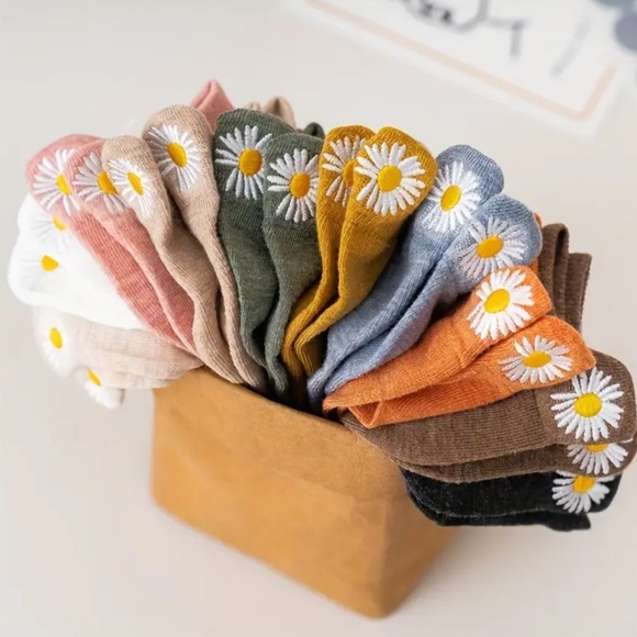 Boutique Accessories - NEW| 10 Pairs Daisy Embroidered Soft & Breathable Ankle Socks Women’s 7-9